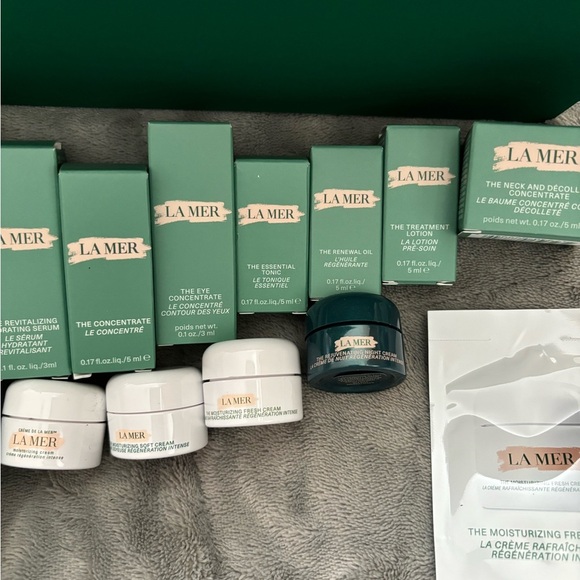 La Mer Skincare Collection with Green Box and Blue Pouch - Picture 3 of 8